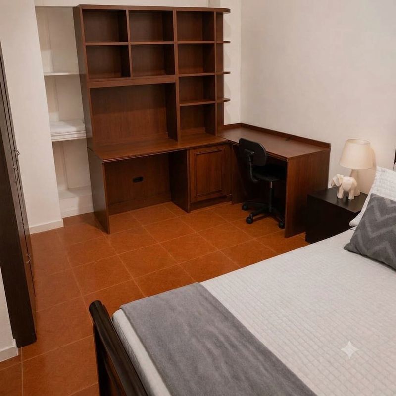 Urban: zona de escritorio y estantería junto al clóset.