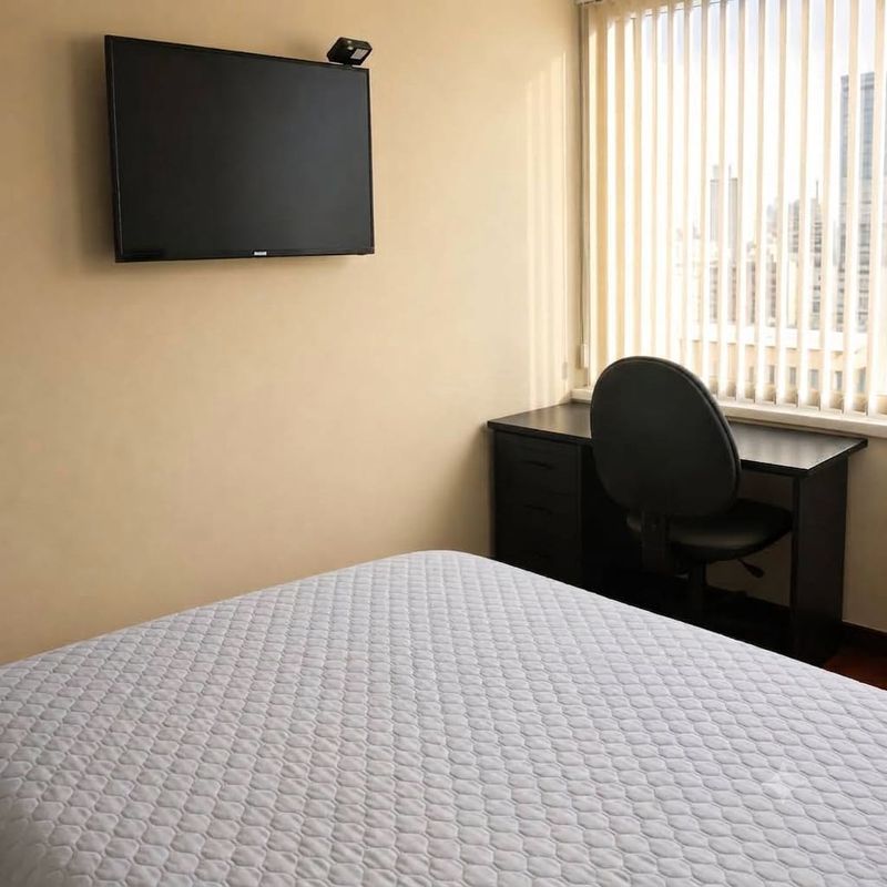Comfort: televisor y escritorio con vista a la ciudad.