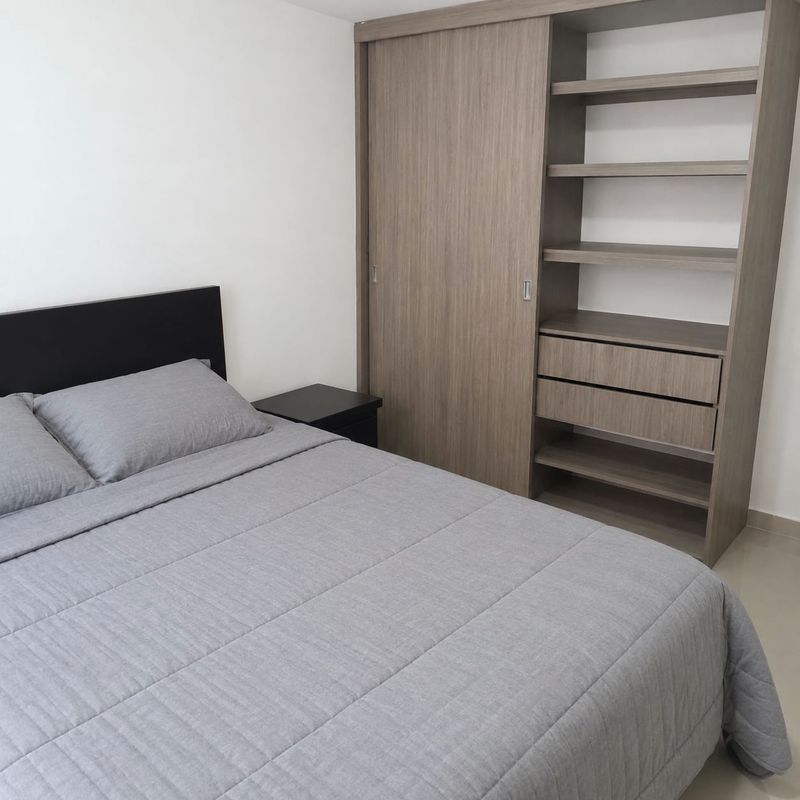 Exclusive: clóset con estantería junto a la cama.