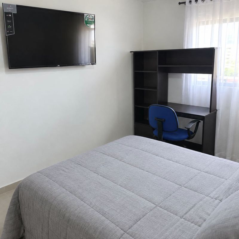 Exclusive: escritorio con estantería y televisor.