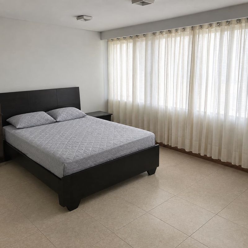 Prime: habitación amplia con cortinas largas.