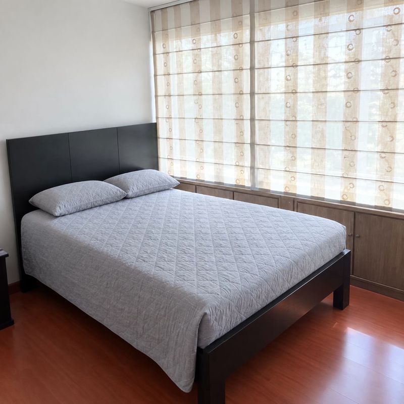 Prime: cama junto a la ventana.