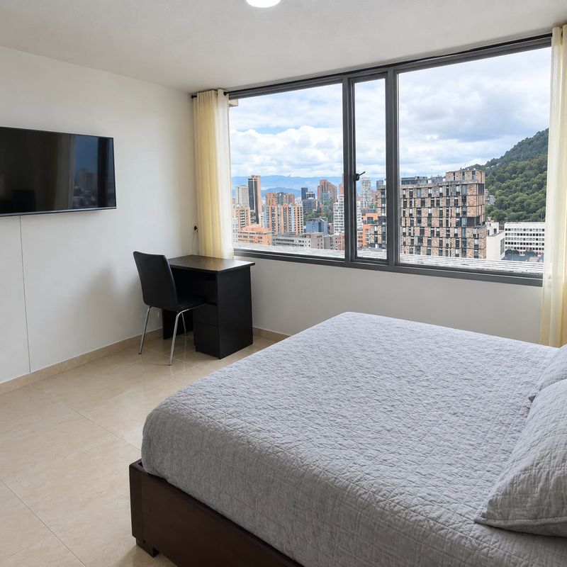 Prime: cama con televisor y vista panorámica de la ciudad.