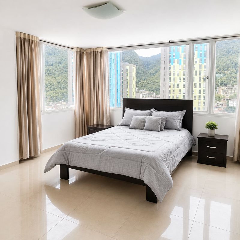 Habitación Prime con dos mesas de noche y vista panorámica hacia la montaña.