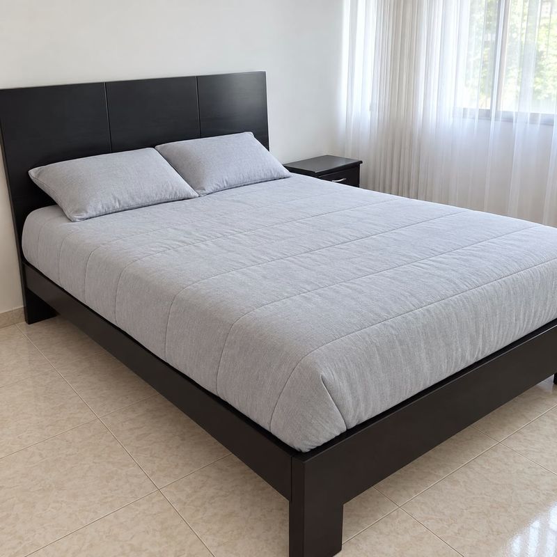 Select: cama junto a la ventana.