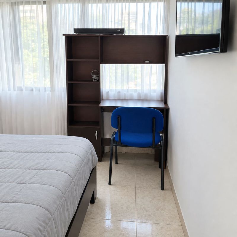 Select: escritorio, estantería y televisor.